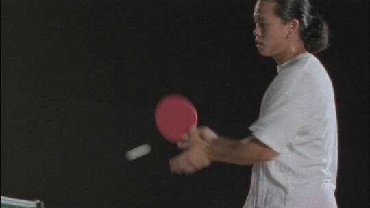 一个男人在打乒乓球
