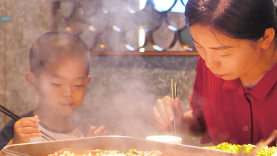 中国人母子餐厅吃烤鱼火锅