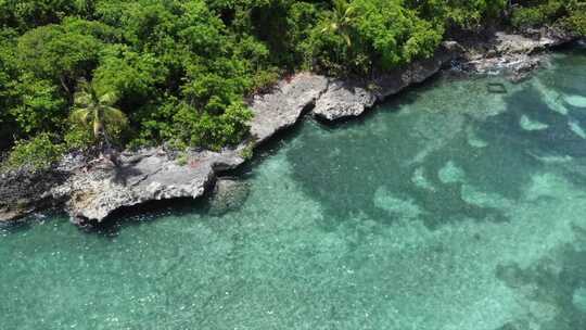 多米尼加共和国拉斯加莱拉斯海滩的岩石海岸