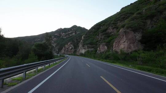 开车视角行驶在公路上  沿途风景