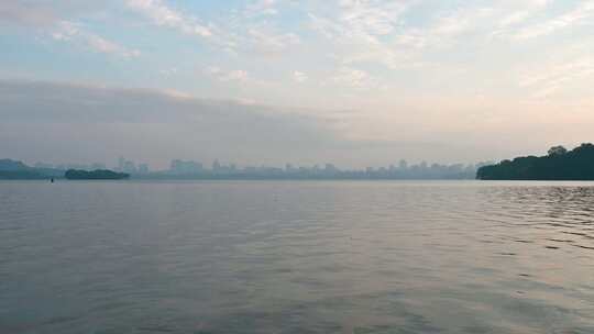 立冬早晨杭州西湖水面与游船水墨画风光
