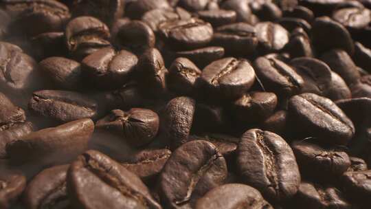 从烘焙咖啡豆中散发出的柔和弥漫的烟雾被黑