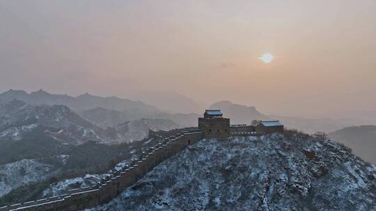 日落时长城的雪景鸟瞰图冬季