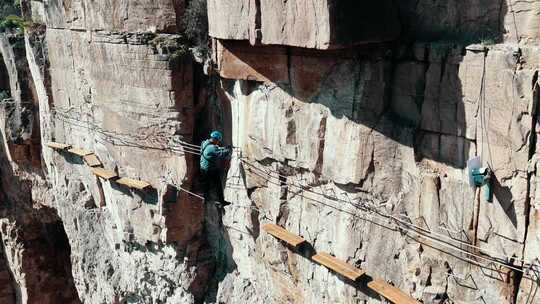 悬崖栈道极限飞拉达挑战