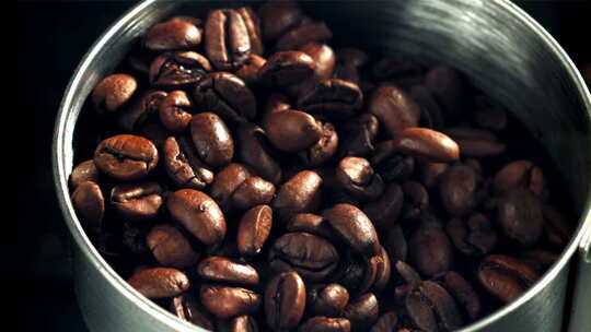 咖啡豆研磨加工慢动作特写镜头