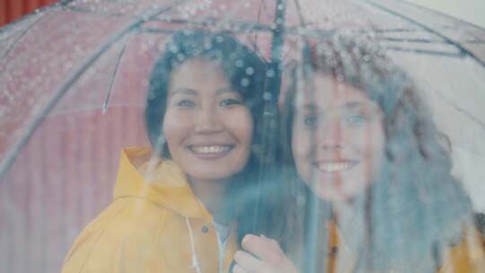 雨衣，雨伞，女人，户外