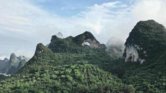 云雾缭绕的桂林阳朔月亮山景区风光