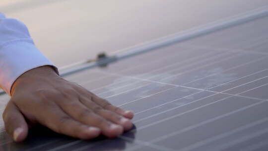 工程师正在查看太阳能光伏板视频素材模板下载