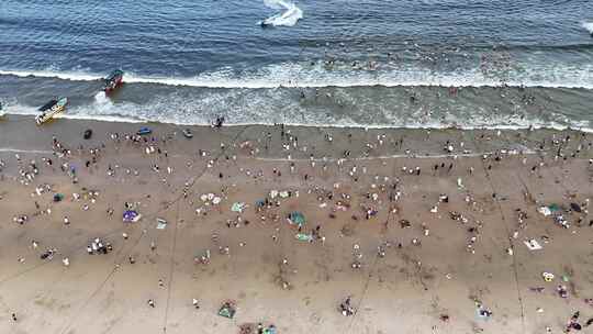 海浪拍打沙滩沙滩游泳游客航拍