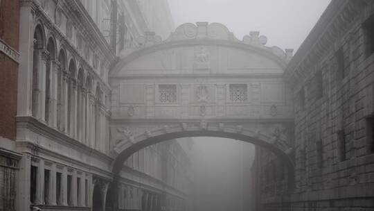 云雾中的建筑景观视频素材模板下载