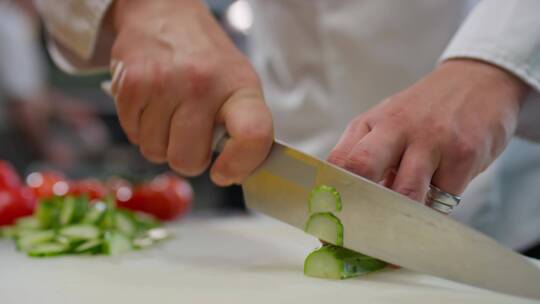 切黄瓜的厨师视频素材模板下载