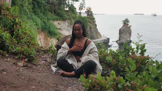 一个女人在户外做呼吸练习