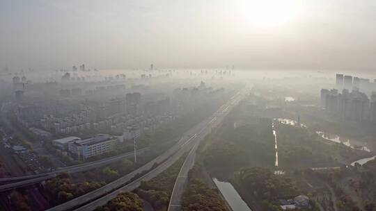 上海闵行梅陇镇清晨大雾大场景航拍4K。