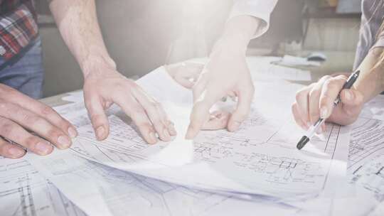 设计师讨论设计图纸