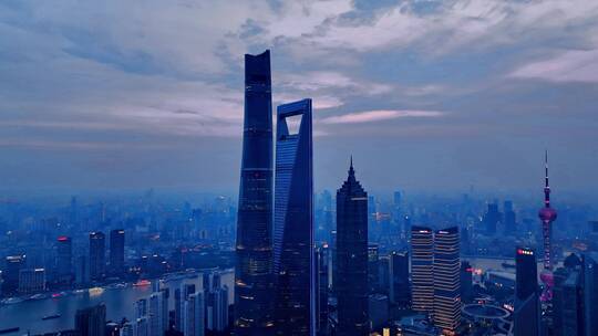 上海市中心傍晚蓝调