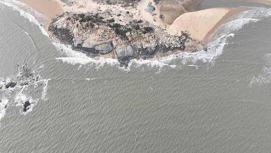 阴天海水沙滩航拍礁石海岸石头俯拍海上岩石