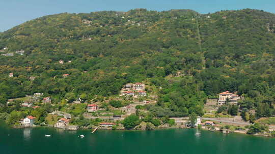 意大利马焦雷湖海滨一个小村庄的鸟瞰图