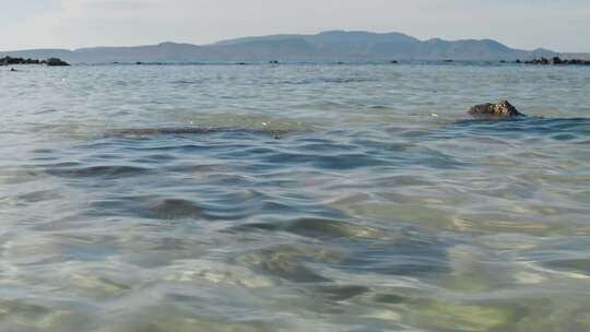 大海海面流动波光粼粼