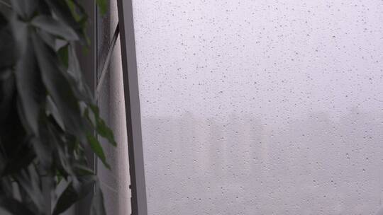 窗户外面下雨了