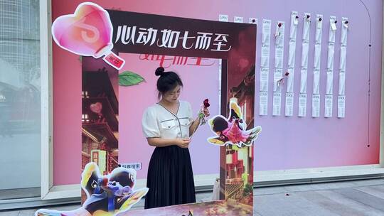 七夕节济南街头，"应急玫瑰"感受浪漫视频素材模板下载