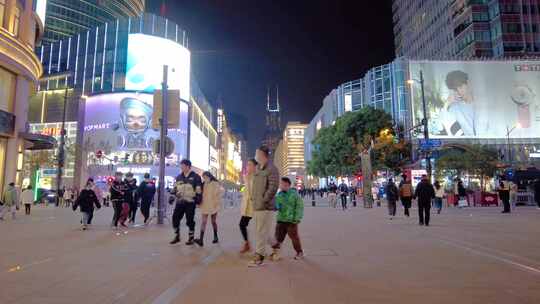 上海外滩夜晚南京路步行街夜景人流视频素材