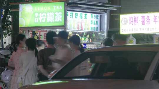 夜幕下的烟火味：街角烧烤摊与不息车流