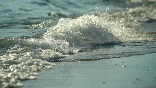 海边沙滩溅起浪花波光粼粼