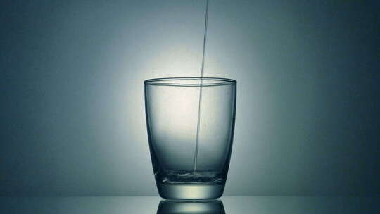 往杯子里倒入纯净水
