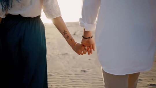 特写情侣牵手走在沙滩视频素材模板下载