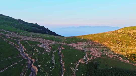 夏季高山草甸绿色森林牧场夕阳航拍