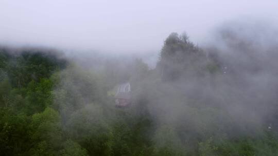 雾天中的山谷森林航拍