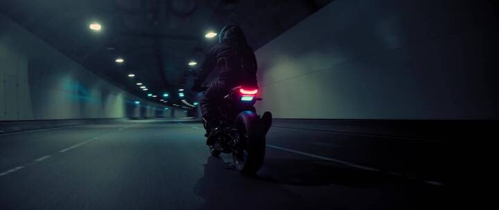 夜间骑行的摩托车手