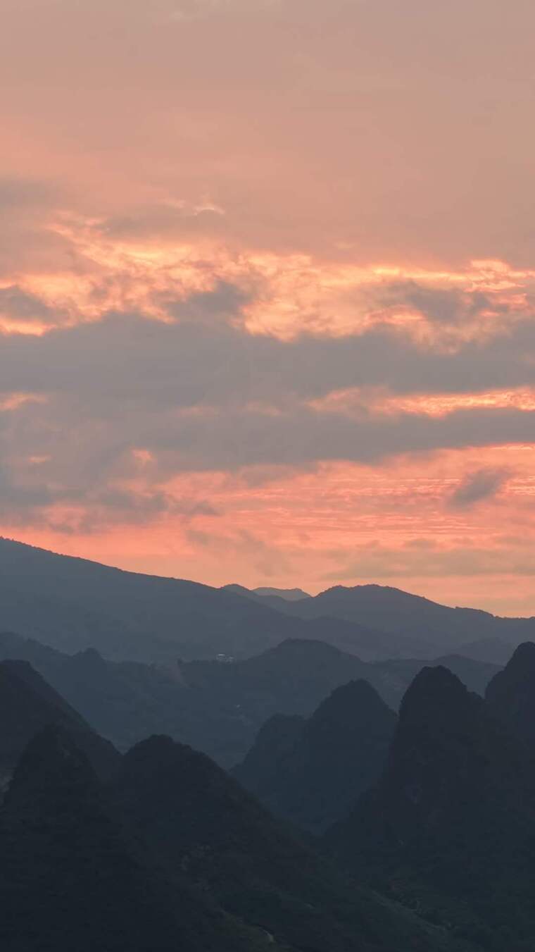 晚霞映照下的山峦风光