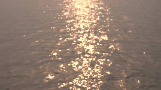 虚化夕阳下波光粼粼的湖面