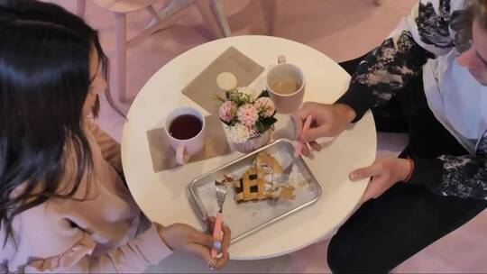 情侣约会时喝咖啡吃蛋糕视频素材模板下载