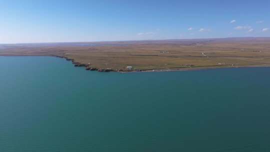 航拍青海湖断崖景区高原圣湖蓝天白云列车