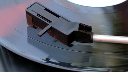 黑色黑胶唱片在DJ转盘上旋转。复古LP拼盘。古董唱机