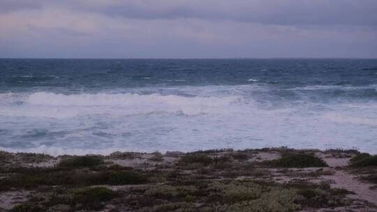 海边翻涌的海浪视频素材模板下载