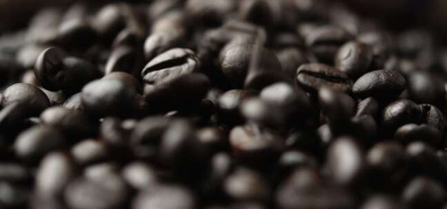黑烘焙咖啡豆倒入一堆