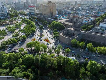 陕西省榆林古城地标骆驼路口车流航拍延时