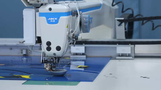 制衣厂车间工作画面 裁剪车间