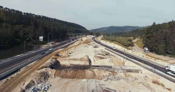 建筑工人在道路之间的空中行走