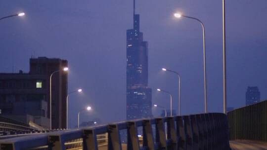 旅拍素材运动镜头南京地标紫峰大厦蓝调景色