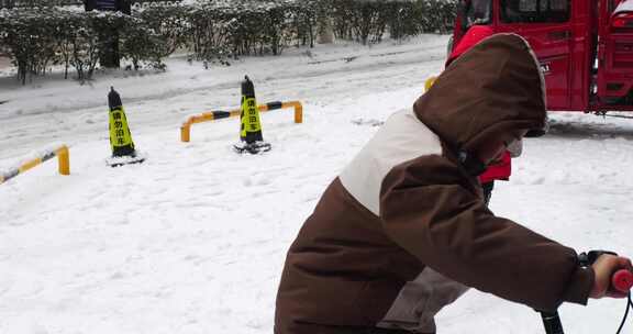 冬天在雪地里玩耍的小男孩