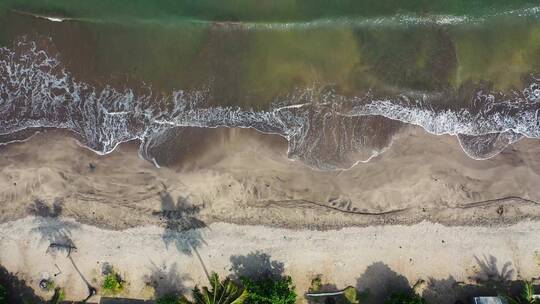 海浪击打在沙滩上