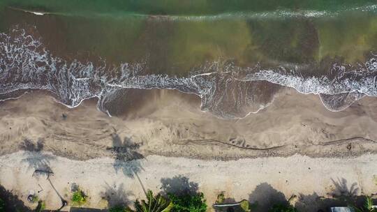 海浪击打在沙滩上视频素材模板下载