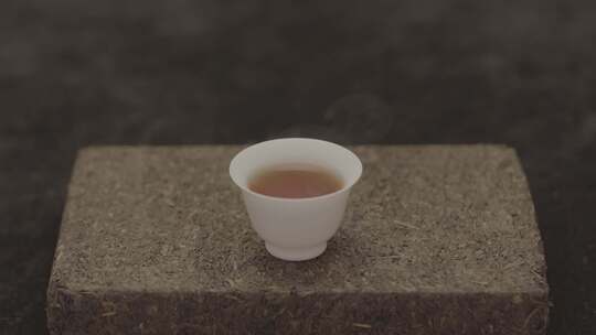 茶砖上的茶杯倒茶水