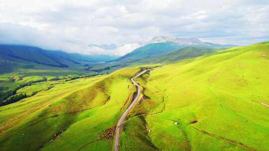 草原山间蜿蜒公路风景