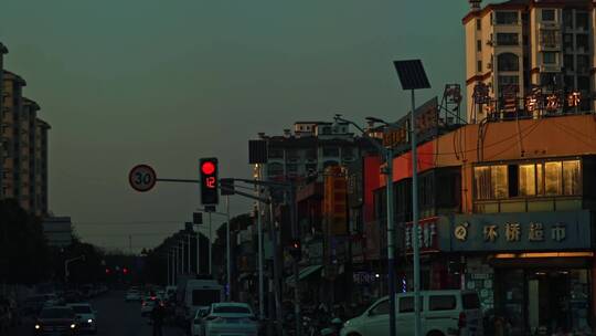 夕阳下红绿灯路口的街道