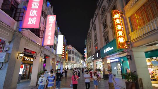 广西南宁兴宁路骑楼老街步行街夜景夜市街景